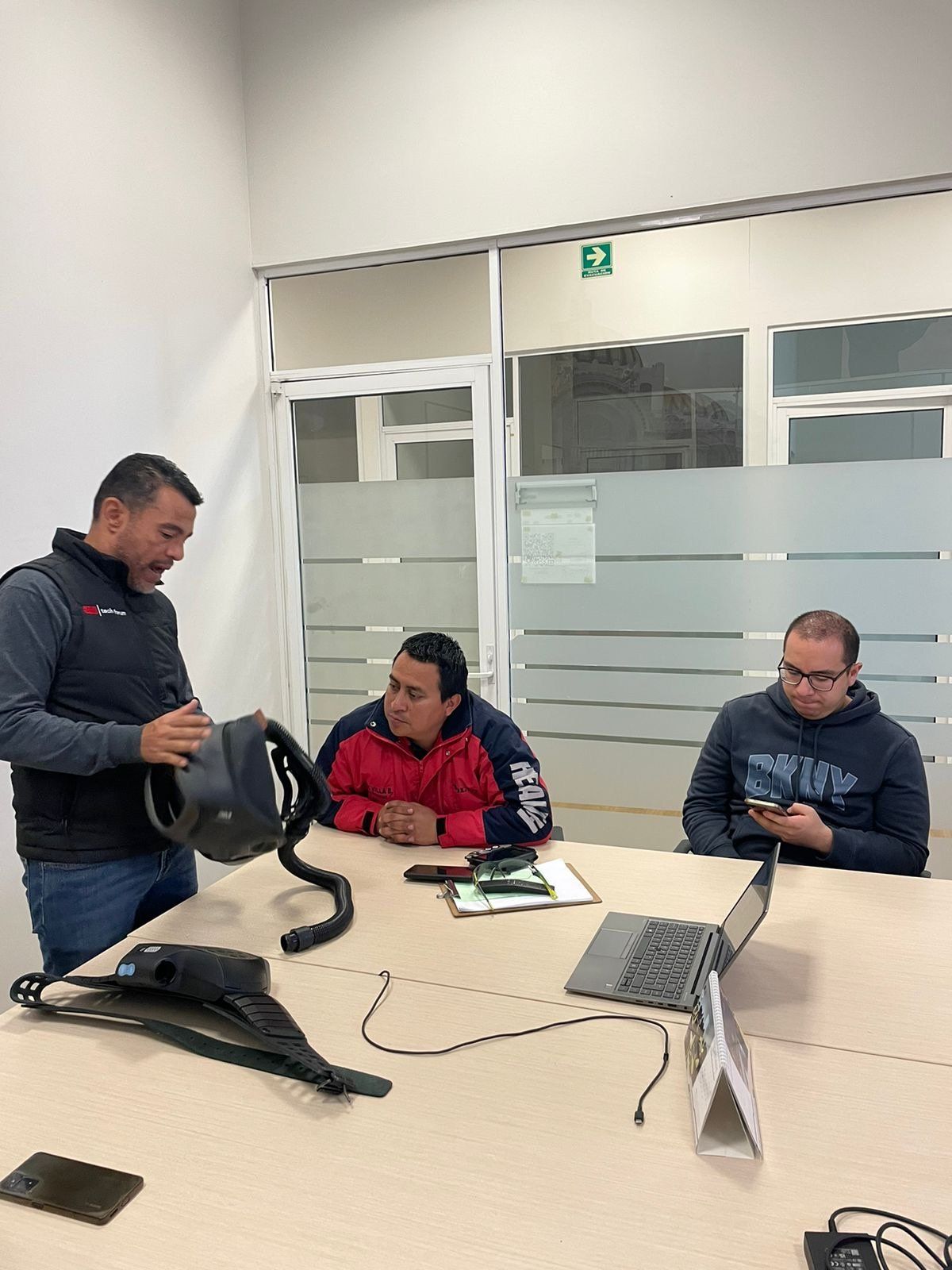 Demostración de un respirador purificador de aire motorizado durante una sesión técnica