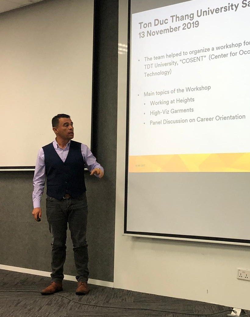 Roy Sosa presentando un taller de seguridad para una universidad