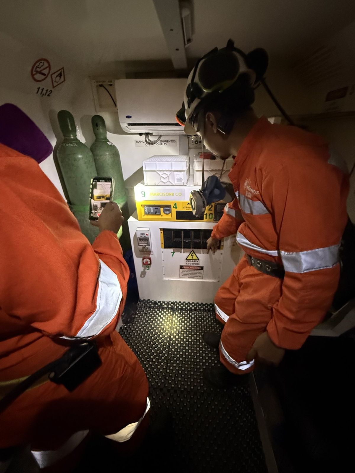 Inspección de los controles de una cámara de refugio dentro de una mina