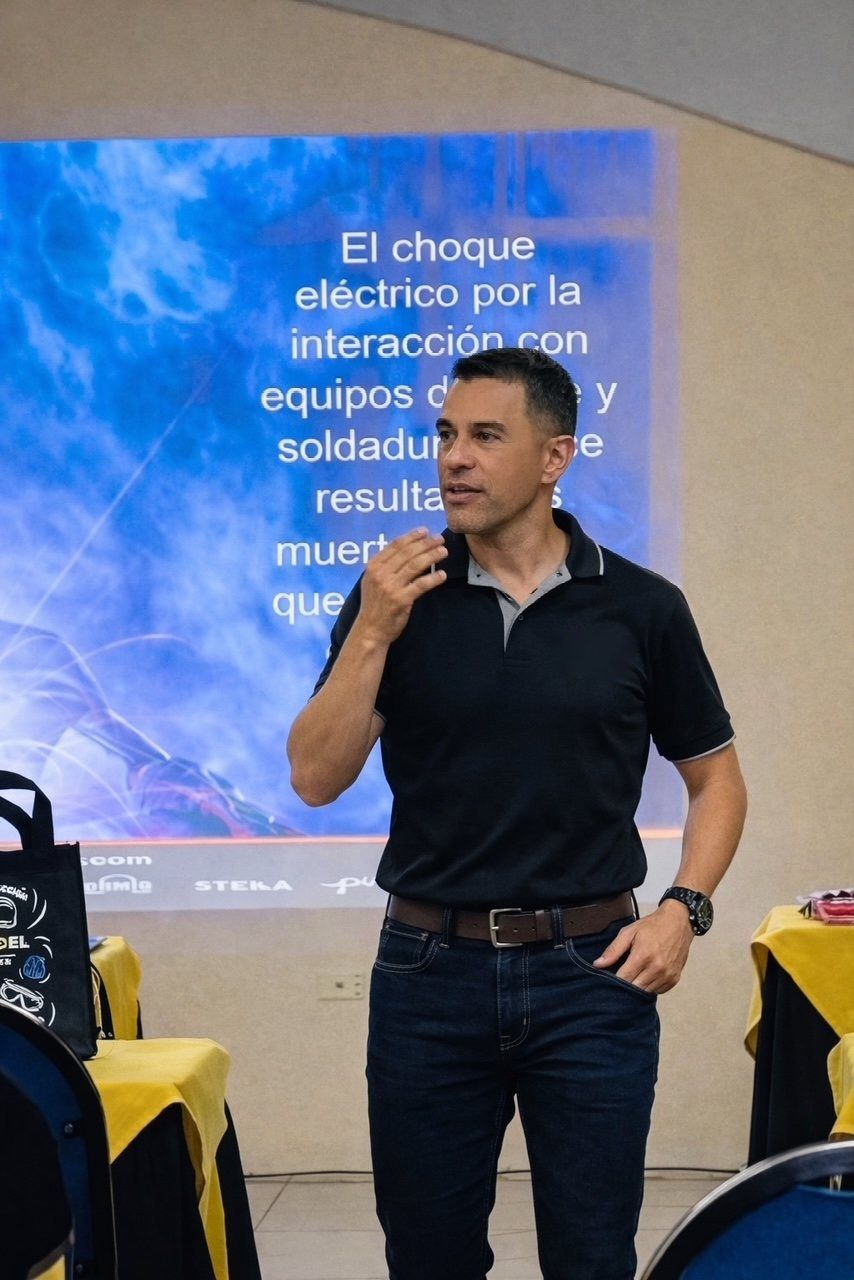 Ing. Roy Sosa Salas impartiendo una capacitación sobre riesgos eléctricos en soldadura
